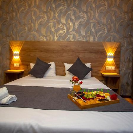 Hotel Pollux à Batoumi Extérieur photo